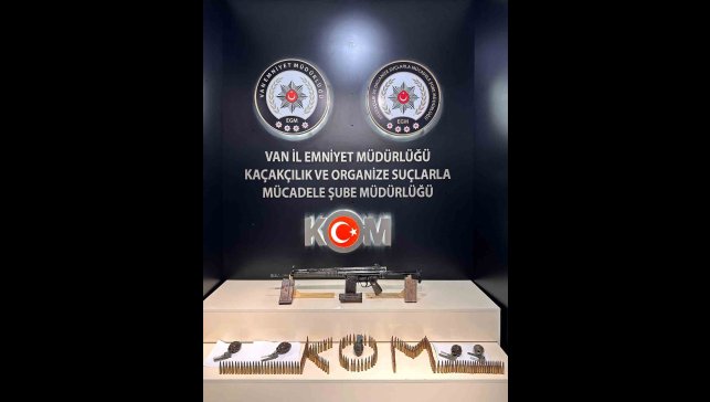 Van'da bir evde 5 el bombası ile 2 tüfek ele geçirildi