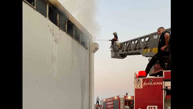 Malatya'da fabrika yangını paniğe neden oldu