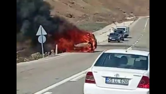 Park halindeki araç alev topuna döndü