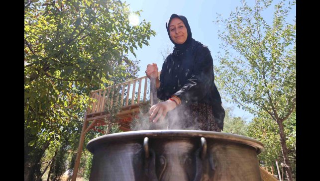 Sigara içenlere doğal çözüm: 7 saat kazanda pişirilen kozalak şurubu