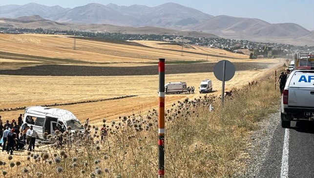 Muş'ta minibüsün şarampole devrilmesi sonucu 10 kişi yaralandı