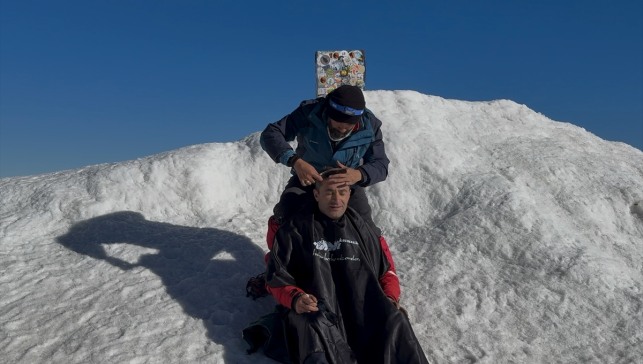 Iğdırlı berber, müşterisini Ağrı Dağı'nın zirvesinde tıraş etti