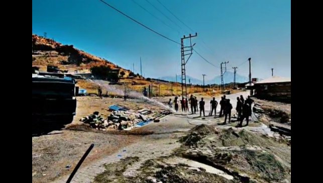 Derecik'te askeri TOMA vatandaşlara su desteği verdi