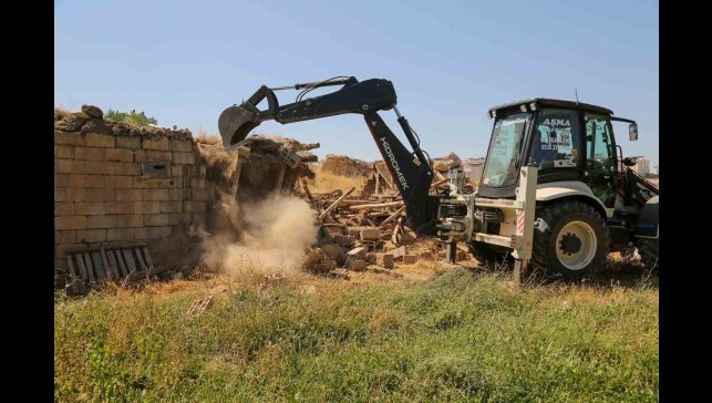 Van'da metruk yapı ve ahırların yıkımını sürüyor