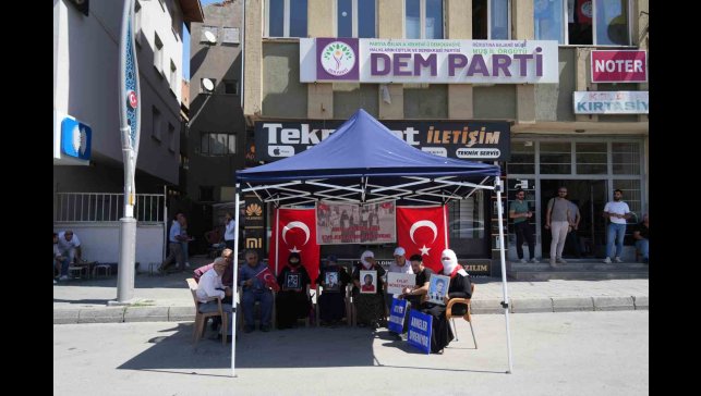 Muş'ta ailelerin evlat nöbeti sürüyor