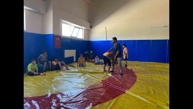 Muş'ta güreş antrenmanları devam ediyor