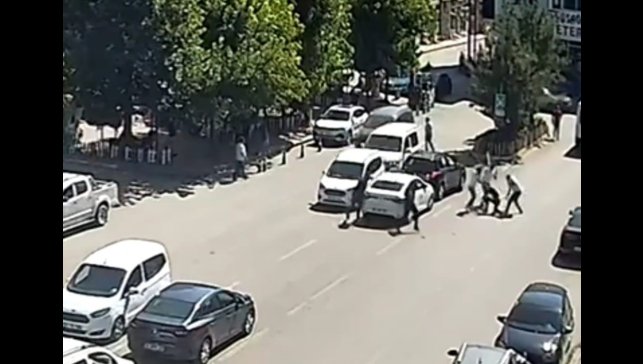 Kombi tartışması hastanede bitti: 5 kişi kiracıyı cadde ortasında sopalarla dövdü