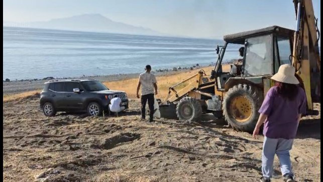 Araçlarıyla yolda kalan piknikçilerin yardımına muhtar koştu