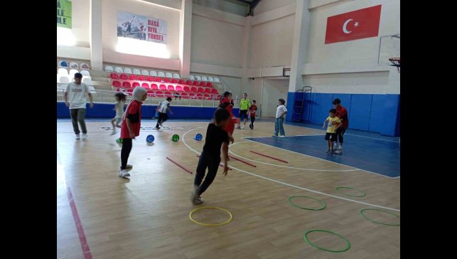 Korkut'ta kort tenisi antrenmanları devam ediyor