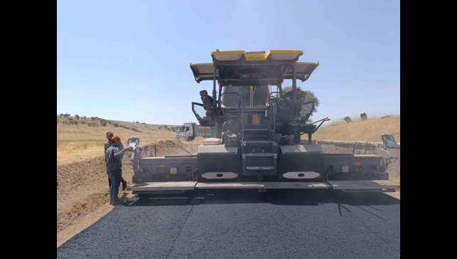 Muş'ta kırsal bölgelerin yolları sıcak asfaltla buluşuyor