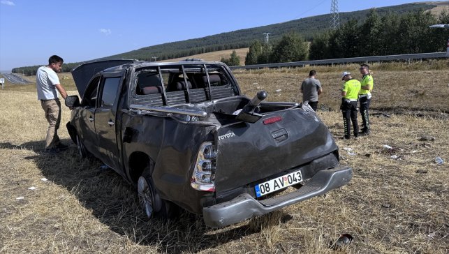 Ardahan'da kamyonetin devrilmesi sonucu 3 kişi yaralandı
