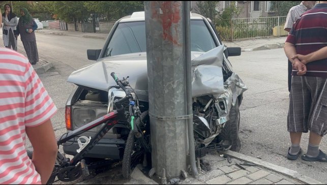 Erzincan'da iki otomobil çarpıştı, yoldan geçen bisikletli çocuk yaralandı