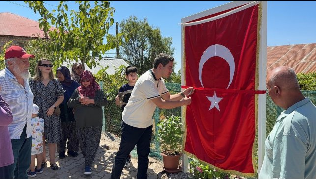 Şehidin ismi köy meydanına verildi