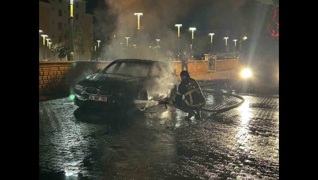 Bingöl'de lüks araç yanarak kullanılamaz hale geldi