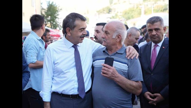 Bakan Tekin memleketi Uzundere'de
