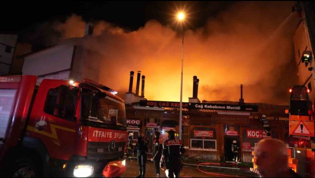 Erzurum'da cağ kebabı dükkanlarında çıkan yangın evlere ve otele sıçradı