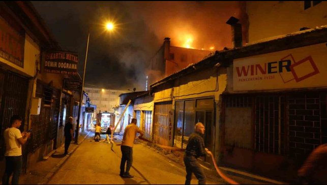 Erzurum'da korkutan yangın: Çok sayıda iş yeri ve bina alevlere teslim oldu