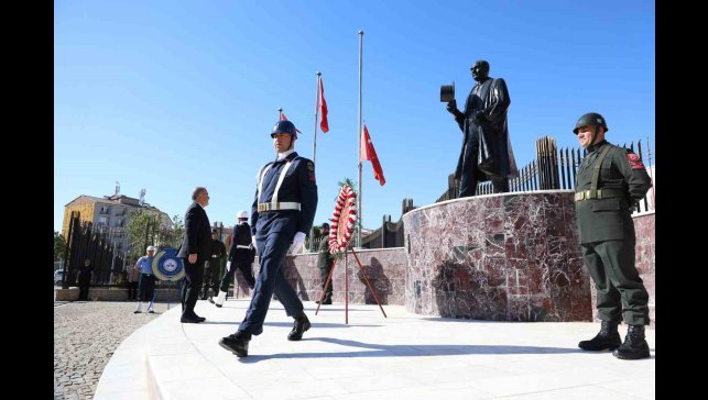 Elazığ'da Zafer Bayramı kutlamaları çelenk sunumu ile başladı