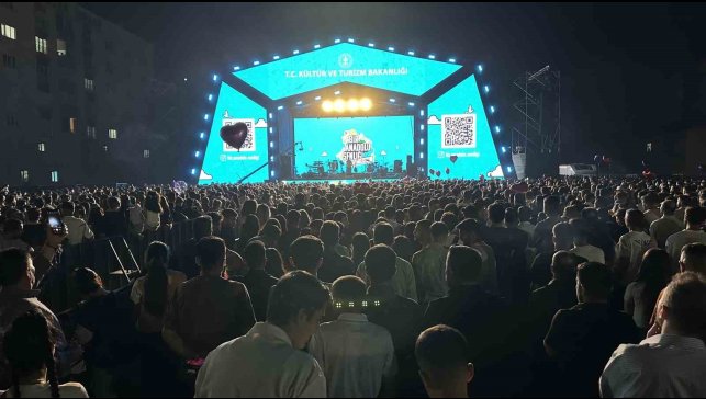 Merve Özbey'den Yüksekova'da konser