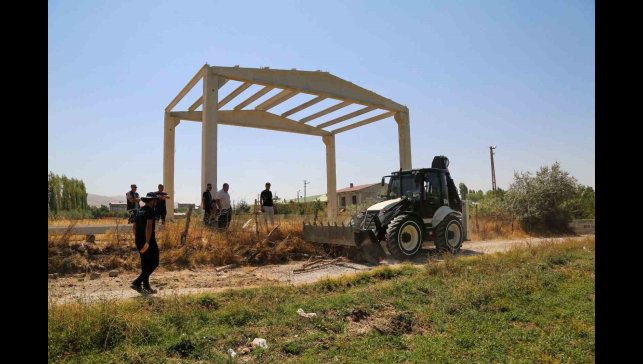 Van'da kamu alanlarını işgal eden yapıları kaldırıyor