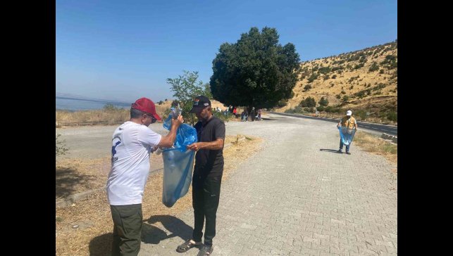 Doğaseverler Van Gölü sahilinde çöp topladı