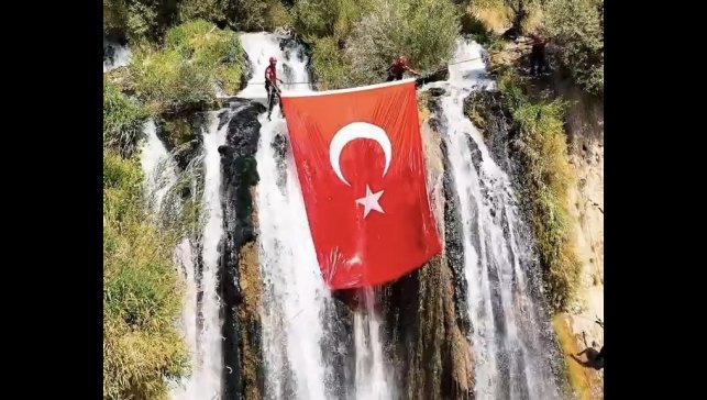 Muradiye Şelalesinde dev Türk bayrağı açıldı