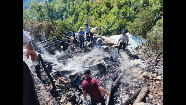 İspir Üzümbagı Köyü'nde korkutan yangın, 6 ev kullanılamaz hale geldi