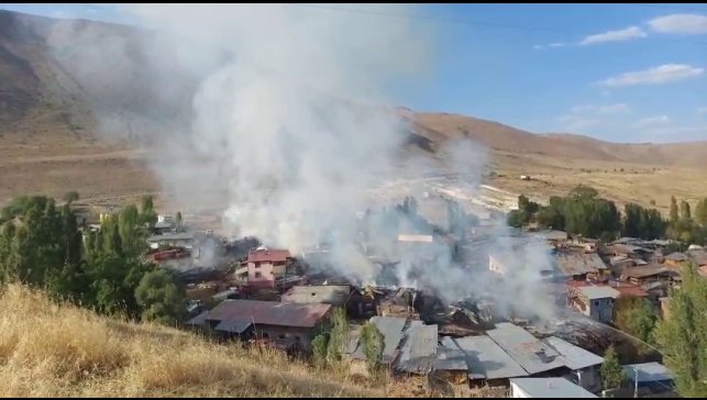 Erzurum'da köyde çıkan yangında 15 ev kullanılamaz hale geldi