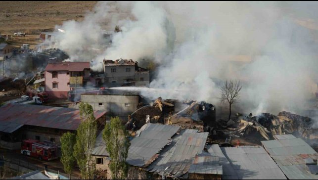 Erzurum'da köyde çıkan yangın 6 saat sonra kontrol altına alındı
