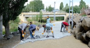 Ağrı Taşlıçay Aşağıtoklu Köyü’nde yollar kilit parke ile yenilendi
