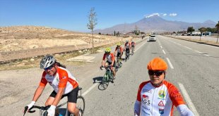 Ani'den yola çıkan Türk ve ABD'li bisikletliler eğitime destek için pedal çeviriyor