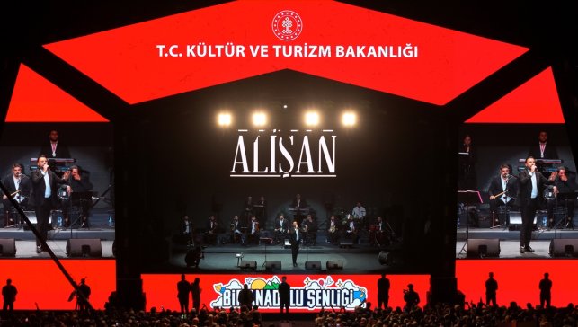 Şarkıcı Alişan, Bingöl'de "Bir Anadolu Şenliği"nde konser verdi