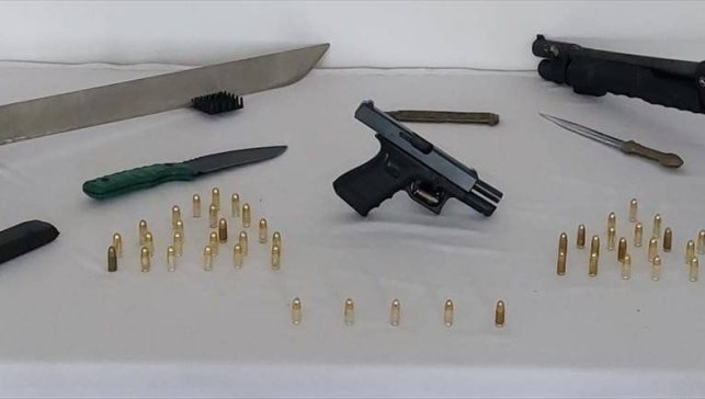 Erzurum'da düzenlenen operasyonda ruhsatsız tabanca, tüfek, bıçak ve kılıç ele geçirildi