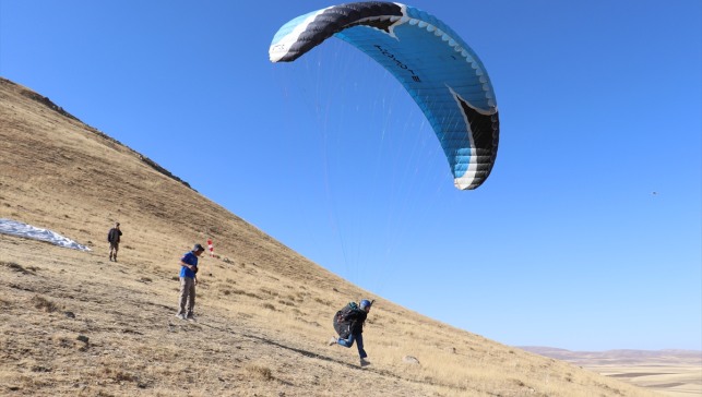 Ağrılı gençler şehrin güzelliklerini yamaç paraşütüyle keşfedecek