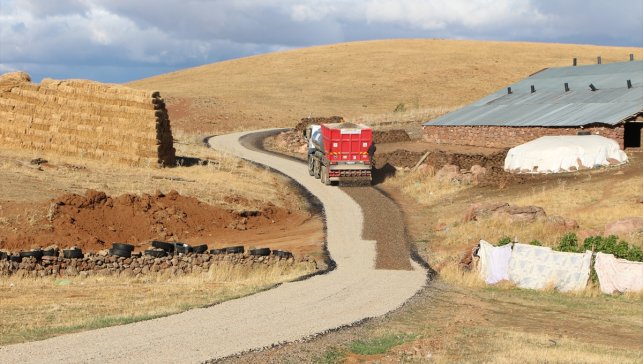 Karlıova'da köy yollarında asfalt çalışması
