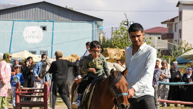 Van'da özel gereksinimli çocuklar ata binmenin heyecanını yaşadı