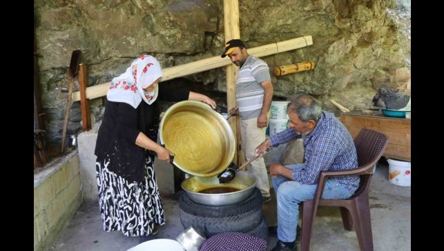 Karnavas'ta geleneksel yöntemler dut pekmezi