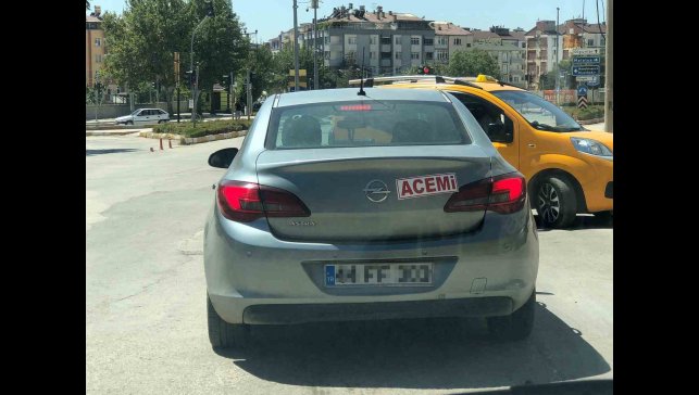 Aracının arkasına 'acemi' yazıp trafiğe çıktı