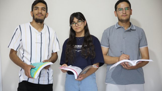 Vanlı 3 kardeş ortak masada ders çalışarak üniversite hayallerini gerçekleştirdi