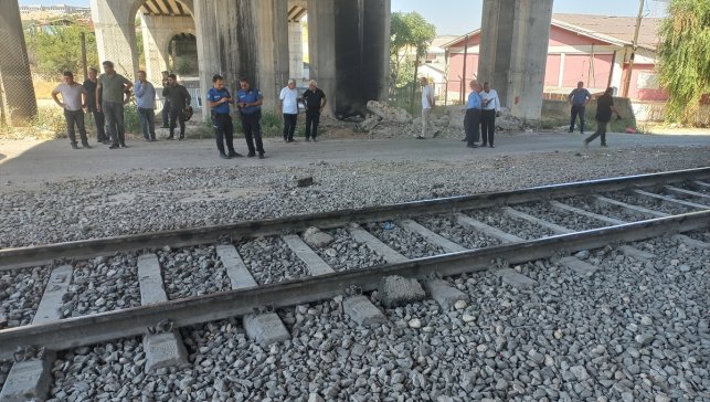 Malatya'da yük treninin çarptığı otomobil sürücüsü ağır yaralandı