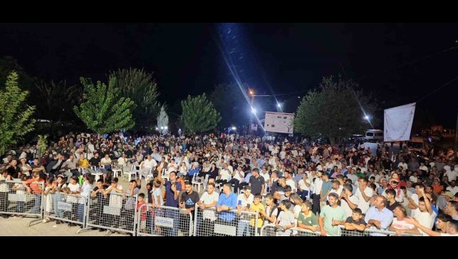 Üçocak'ta düzenlenen konserde vatandaşlar doyasıya eğlendi