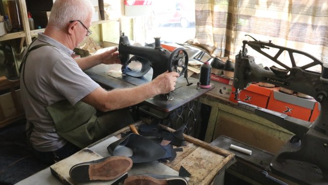 Malatya'nın tescilli "Arapgir tahta çivili ayakkabıları"nı 55 yıldır üretiyor