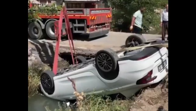 Erciş'te otomobil su kanala uçtu: 3 yaralı