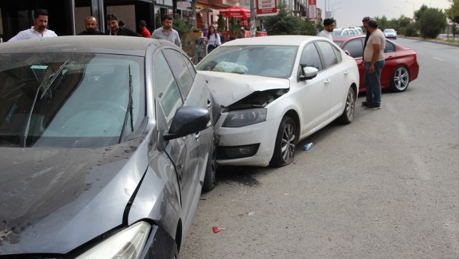 Kars'ta kontrolden çıkan otomobil park halindeki araçlara çarptı