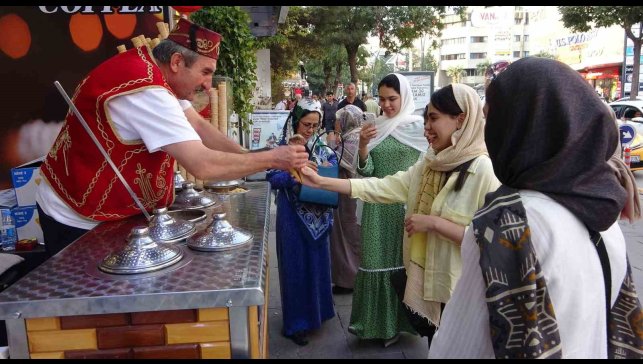 İranlı turistler Van esnafının yüzünü güldürdü