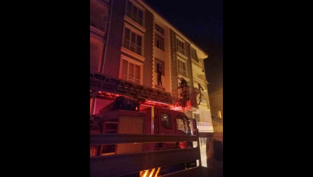 Elazığ'da intihara kalkışan şahsı itfaiye ekipleri ikna ederek indirdi