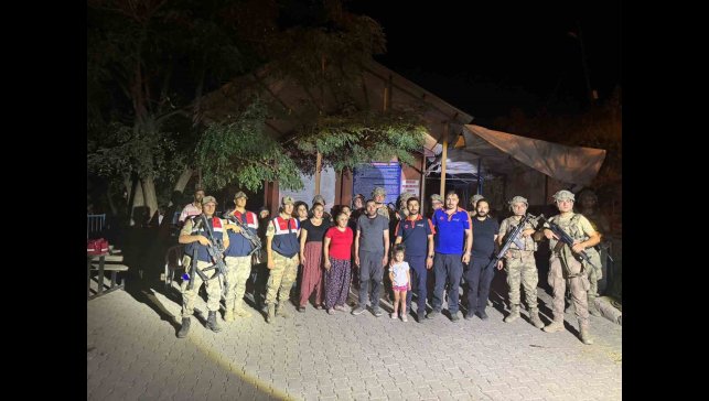 Ayılar nedeniyle mahsur kalan 6 kişilik aile kurtarıldı