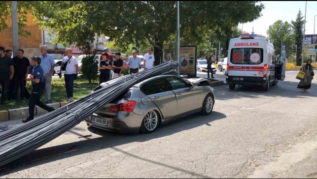 Elazığ'da lüks araç, tonlarca demirin altında kaldı: 2 yaralı