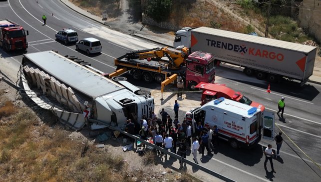 Malatya'da ambulans helikopter ağır yaralanan tır sürücüsü için havalandı