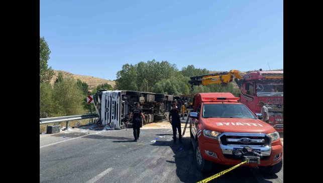 Malatya'da kontrolden çıkan tır devrildi: 1 ağır yaralı